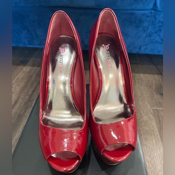 NEVER BEEN WORN Candy Apple Red Patent Leather Pumps. Size 9 - Picture 2 of 10